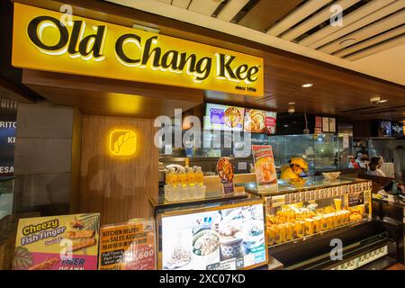 Old Chang Kee Outlet à l'intérieur du centre commercial Raffles City, Singapour. Banque D'Images