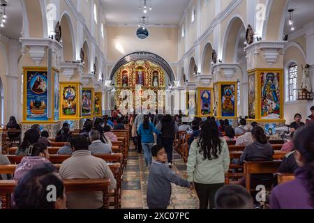 Aloasí, Mejia, Pichincha, Équateur, 18 02 2024 : Vecino del pueblo asisten a la misa dominical en el Santuario Nuestra señora de los Dolores. Banque D'Images