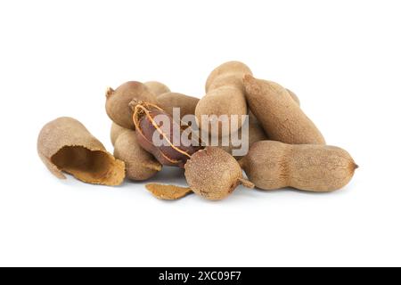 Fruits de tamarin, entiers et fendus ouverts isolés sur fond blanc (Tamarindus indica) Banque D'Images