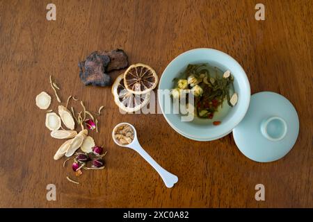 Chrysanthème et autres boissons chinoises à base de plantes Banque D'Images