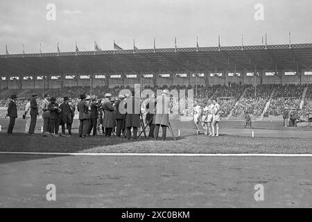 Les coureurs olympiques Eric Liddell, Charley Paddock, Jackson Scholz et Albert Hill au stade de Colombes lors des Jeux olympiques d'été de Paris en 1924. Banque D'Images