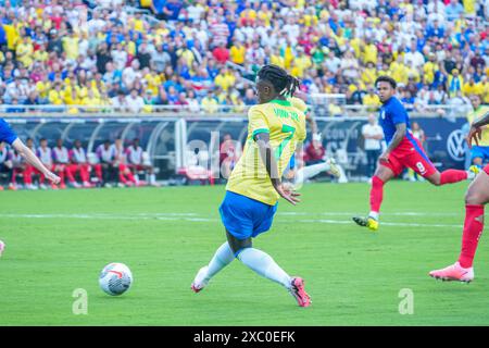 Orlando, Floride, 12 juin 2024, Brésil L'attaquant junior Vinicius #7 tente de marquer au Camping World Stadium. (Crédit photo : Marty Jean-Louis/Alamy Live News Banque D'Images