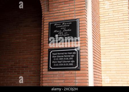 Ganja. Azerbaïdjan. année 10.17.2021. L'inscription sur le mausolée d'Imamzade, qui et quand a servi dans la mosquée. Banque D'Images