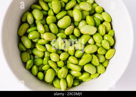 Soja vert cuit à la vapeur, edamame décortiqué dans un bol gros plan Banque D'Images