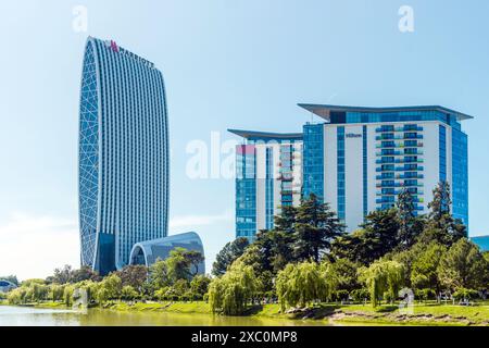 Batumi, Géorgie. 27 mai 2024 : bâtiments modernes de l'hôtel Hilton et des résidences Marriott Banque D'Images