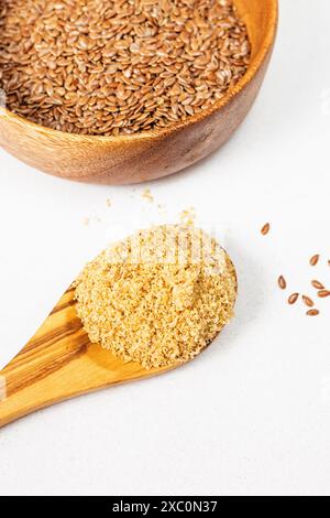 Farine de graines de lin moulues dans une cuillère en bois nutritif atteindre le régime Banque D'Images