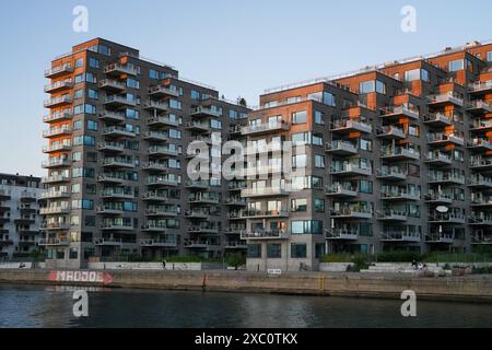 Immeuble résidentiel à la lumière du soir à Copenhague, Danemark sur le front de mer dans le port. Banque D'Images