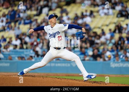 Walker Buehler (21) lance le lanceur des Dodgers de Los Angeles lors d'un match de la MLB contre les Texas Rangers, le mercredi 12 juin 2024, au Dodger Stadium, en bas Banque D'Images