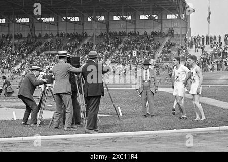 Photographes aux Jeux olympiques de Paris de 1924 réalisant des photographies des médaillés d'or et d'argent du 800 mètres, respectivement Douglas Lowe (à gauche) de Grande-Bretagne et Paul Martin (à droite) de Suisse. Banque D'Images