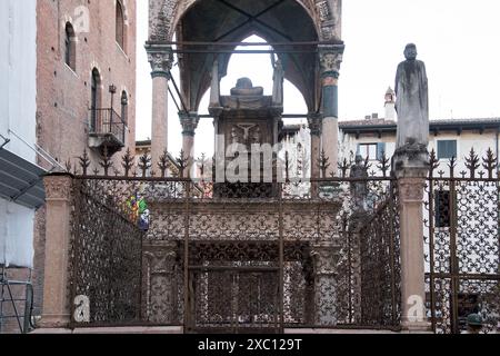 Sarcophage et effigie de Mastino II della Scala du XIVe siècle dans l'Arche gothique Scaligère (tombes Scaliger) du XIVe siècle en face du S roman Banque D'Images