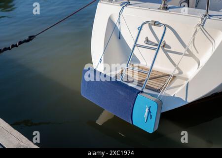 Poupe de yacht à voile blanc amarré sur le quai dans le port, marina en Finlande Banque D'Images