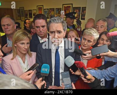 Le Taoiseach Simon Harris (au centre) avec les candidates aux élections européennes du Fine Gael Nina Carberry (au centre gauche) et Maria Walsh (au centre droit) au TF Royal Theatre de Castlebar, centre de comptage pour la circonscription Midlands North West aux élections européennes. Date de la photo : jeudi 13 juin 2024. Voir l'histoire de l'AP Elections IRLANDAISES. Le crédit photo devrait se lire : Conor McKeown/PA Wire Banque D'Images