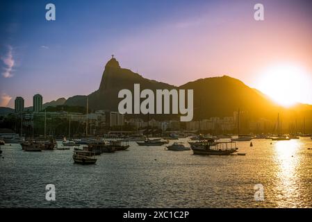 Scène de coucher de soleil sereine de Mureta da Urca avec vue sur la montagne Corcovado - Rio de Janeiro, Brésil Banque D'Images