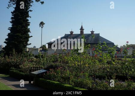 Palace Rose Garden, Royal Botanic Gardens, une vue du Conservatorium of Music - Government House stables par Francis Greenway, Sydney, Australie Banque D'Images