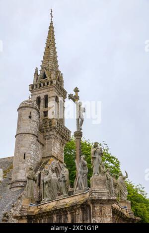 Kalvarienberg Calvaire, Kirche Eglise notre-Dame-de-confort de Meilars, confort-Meilars, Departement Finistère Penn Ar Bed, Region Bretagne Breizh, Frankreich *** Calvaire, Church Eglise notre Dame de confort de Meilars, confort Meilars, Department Finistère Penn Ar Bed, Region Bretagne Breizh, France Banque D'Images