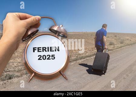 Allemagne - 13 juin 2024 : vacances 2025, dit-on sur un réveil. Un homme avec une valise en arrière-plan. Concept vacances scolaires en Allemagne pour l'année à venir, dans différents états fédéraux. PHOTOMONTAGE *** Ferien 2025, steht auf einem Wecker. Ein Mann mit Reisekoffer im Hintergrund. Konzept Schulferien in Deutschland für das kommende Jahr, in verschiedenen Bundesländern. FOTOMONTAGE Banque D'Images