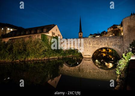 Vue en soirée sur le Pont du Stierchen et la flèche de l'abbaye de Neumünster dans le quartier Grund - Luxembourg ville Banque D'Images