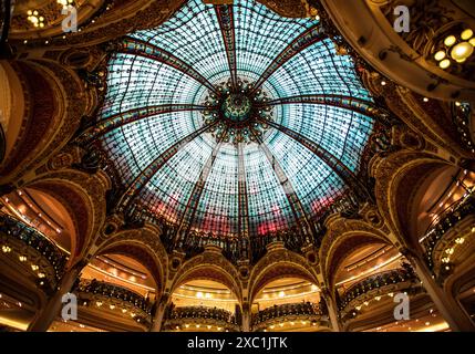 Le Dôme de verre emblématique des Galeries Lafayette - Paris, France Banque D'Images