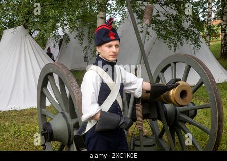 Moscou, Russie. 12 juin 2024. Un participant prend part à une reconstitution historique à la 'la capture de Paris. Le lieu de l'année 1814 dans le cadre d'un festival de reconstitutions historiques intitulé 'Times and Epochs' à Moscou, Russie Banque D'Images
