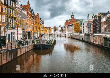 Une belle vue sur un canal avec des bateaux et des arbres d'automne à Amsterdam, pays-Bas Banque D'Images