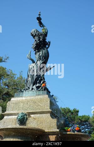 Les lorikeets arc-en-ciel boivent de l'eau par une journée ensoleillée sur la fontaine sculpturale Lewis Wolfe Levy dans les jardins botaniques royaux de Sydney Banque D'Images