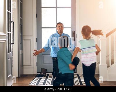 Bonjour, porte d'entrée et papa avec les enfants câlin à la maison pour saluer, accueillir et lier. Famille, père heureux et excité et les enfants dans la maison embrasser pour Banque D'Images