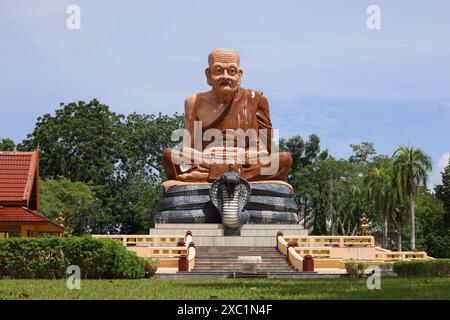 Statue de l'immortel moine Luang pu Thuat dans le complexe du temple de Wat Bang Thong Banque D'Images