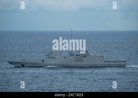 MER DE CHINE MÉRIDIONALE (6 juin 2024) la frégate FS Bretagne de classe Aquitaine (d 655) traverse la mer de Chine méridionale aux côtés de l'air de classe Nimitz Banque D'Images