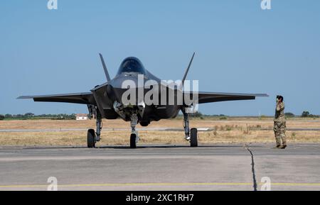 Brandon Givens, aviateur senior de l'US Air Force, membre de la force d'intervention du 48th Security Forces Squadron, marshale un F-35A Lightning II affecté au 493rd Banque D'Images