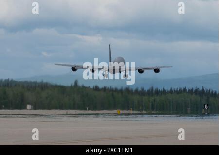 Un KC-135 Stratotanker affecté au 168th Air ravitaillement Squadron décolle de la ligne de vol pendant Red Flag-Alaska 24-2 à la base aérienne d'Eielson Banque D'Images