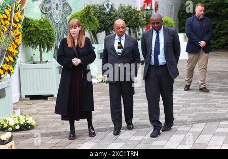 Londres, Royaume-Uni. 14 juin 2024. Angela Rayner, vice-présidente du parti travailliste, ministre fantôme des Affaires étrangères, David Lammy, maire de Londres, Sadiq Khan et Lord Boateng, haut-commissaire britannique en Afrique du Sud, viist le site du mémorial de Grenfell. Cela fait exactement 7 ans que la tragédie s'est déroulée. Crédit : Mark Thomas/Alamy Live News Banque D'Images