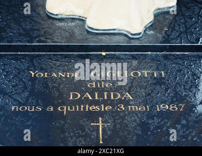 Inscription sur la tombe de la chanteuse et actrice française Dalida (née Iolanda Cristina Gigliotti) cimetière de Montmartre, Montmartre, Paris, France Banque D'Images