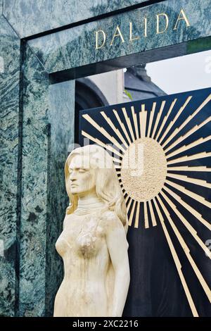 Statue de sculpture et étoile sur la tombe de Dalida (née Iolanda Cristina Gigliotti) chanteuse française et star de cinéma, cimetière de Montmartre, Montmartre, Paris Banque D'Images