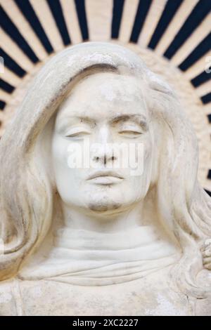 Statue de sculpture et étoile sur la tombe de Dalida (née Iolanda Cristina Gigliotti) chanteuse française et star de cinéma, cimetière de Montmartre, Montmartre, Paris Banque D'Images