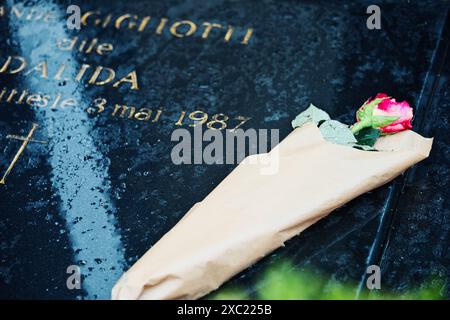 Pluie sur la tombe de la légendaire chanteuse et actrice française Dalida (née Iolanda Cristina Gigliotti) cimetière de Montmartre, Montmartre, Paris, France Banque D'Images