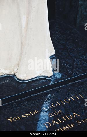 Inscription sur la tombe de la chanteuse et actrice française Dalida (née Iolanda Cristina Gigliotti) cimetière de Montmartre, Montmartre, Paris, France Banque D'Images