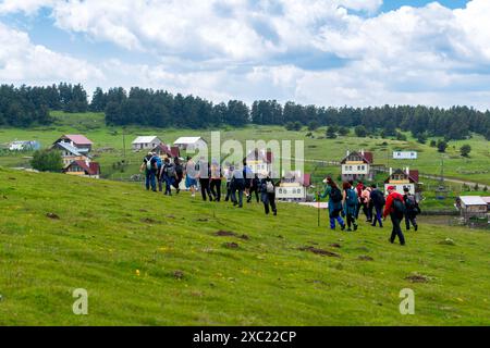 Personnes sur trekking et Kasimlar plateau maisons en arrière-plan, Kizilcahamam, Ankara, Turquie Banque D'Images