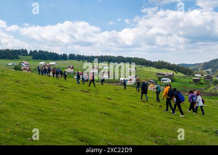 Personnes sur trekking et Kasimlar plateau maisons en arrière-plan, Kizilcahamam, Ankara, Turquie Banque D'Images