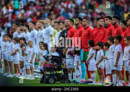 Le 11 juin 2024, les équipes du Portugal et de l'Irlande s'alignent pour les hymnes nationaux pour l'amical entre le Portugal et l'Irlande joué à Estádio Municipal d Banque D'Images