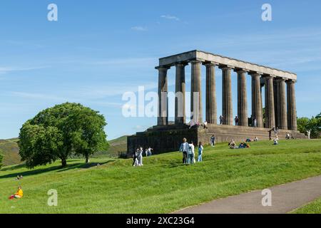 Le monument national d'Écosse, sur Calton Hill avec Arthurs siège en arrière-plan Banque D'Images