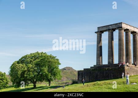 Le monument national d'Écosse, sur Calton Hill avec Arthurs siège en arrière-plan Banque D'Images