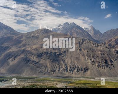 Vue panoramique de la vallée de la rivière Panj dans le couloir de Wakhan avec les sommets de la chaîne de montagnes Hindu Kush, Langar, Gorno-Badakhshan, Tadjikistan Banque D'Images