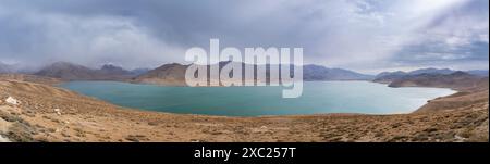 Paysage sombre vue panoramique du lac Yashilkul dans les montagnes de haute altitude du Pamir, Gorno-Badakhshan, Tadjikistan Banque D'Images