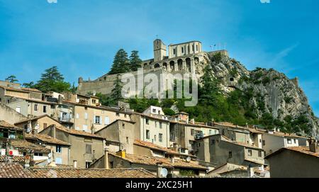 Sisteron. Vue sur la ville au pied de la Citadelle. Alpes-de-haute-Provence. Provence-Alpes-Côte d'Azur. France Banque D'Images