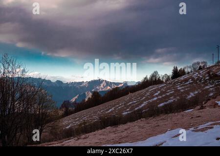 Vue panoramique sur les montagnes contre le ciel pendant le coucher du soleil. . Paysage hivernal suggestif, avec des montagnes illuminées par les rayons du soleil tombant. Banque D'Images