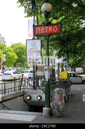 PARIS, FRANCE-16 JUIN 2014 : panneau de métro français vintage et marches d'entrée Banque D'Images