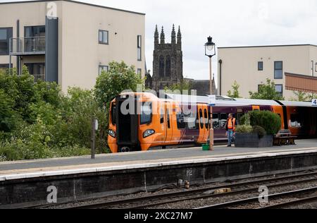 Train diesel West Midlands Railway classe 196 à la station Leamington Spa, Warwickshire, Angleterre, Royaume-Uni Banque D'Images