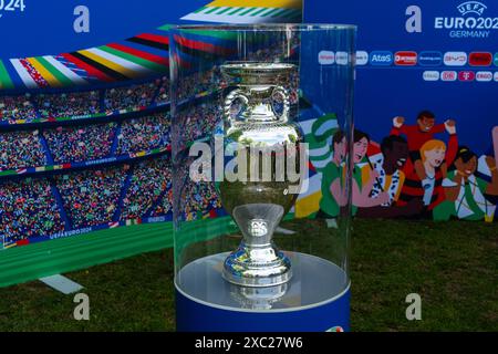 Berlin Allemagne 25 avril 2024 : le trophée du Championnat d'Europe de football fait escale au stade Lichterfelde lors de sa tournée. Banque D'Images