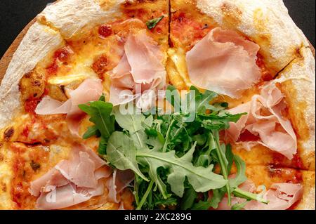 Pizza italienne avec fromage et prosciutto. menu du restaurant Banque D'Images