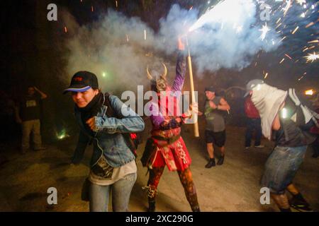 Course de feu, -Correfoc-, festival des démons et du feu. Fêtes de Sant Joan. Palma. Majorque. Îles Baléares. Espagne. Banque D'Images